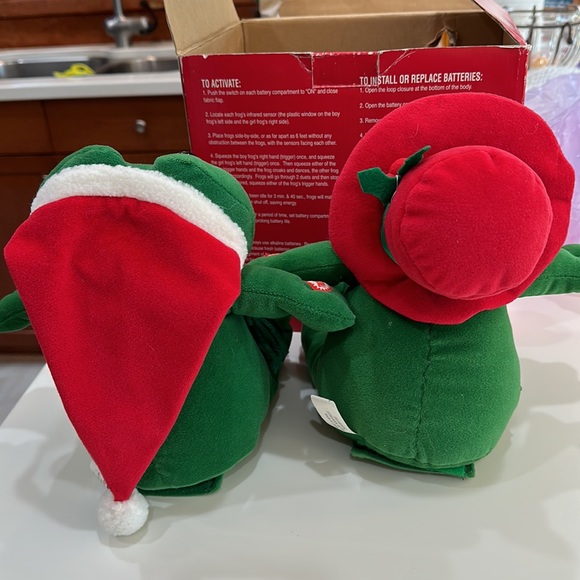 Vintage Christmas Dillards Singing Frog Duet - Picture 2 of 7